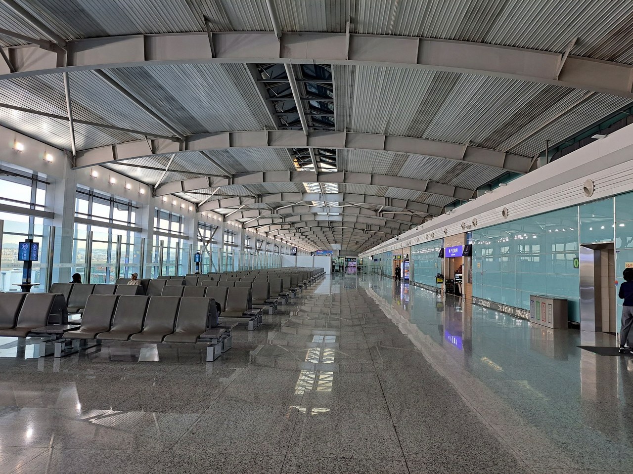 다롄공항 흡연실 2